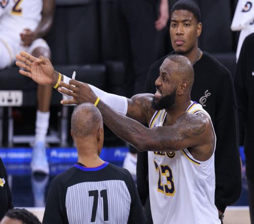 詹姆斯仍然领着5000万却在场上变得无足轻重湖人想争冠必须和他说再见_NBA直播