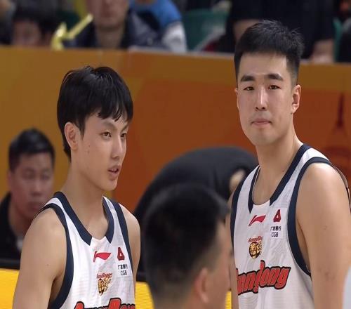 肘击陈家政+飞踹徐杰！山西“恶汉”欲废广东，裁判亲自保驾护航