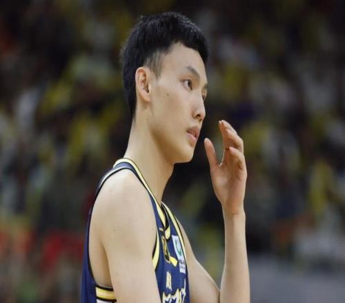 CBA三消息：杜锋怒批胡明轩，徐杰复仇犯错，球迷建议追罚迪亚洛