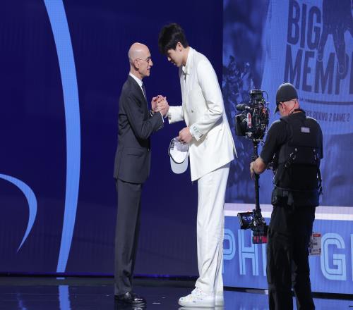 人民日报评选2025国际十大神韵体育新闻杨瀚森迈入NBA登贝莱荣获金球奖_NBA直播