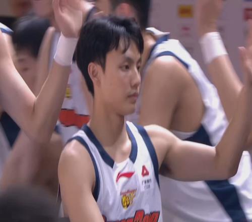 CBA2大夺冠热门狂飙！北京单节9分后轰31分，徐杰爆发广东领先9分