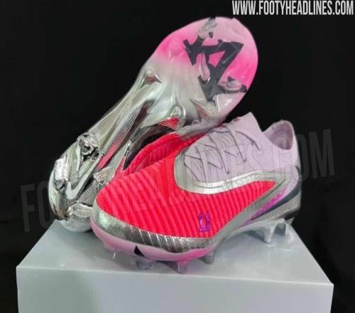 世体：巴萨女足普特利亚斯将推出签名战靴，定于在2026年发布