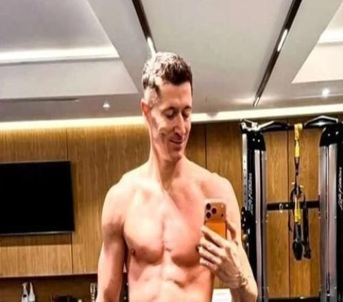 37岁的莱万多夫斯基在社交媒体上分享了一组最新健身房照片