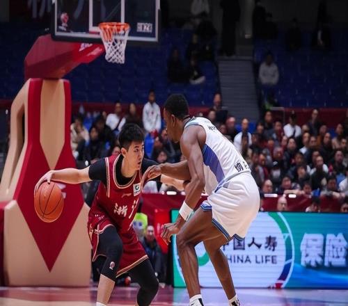 CBA劲旅换帅后，状态开始回暖，18分大胜新疆男篮