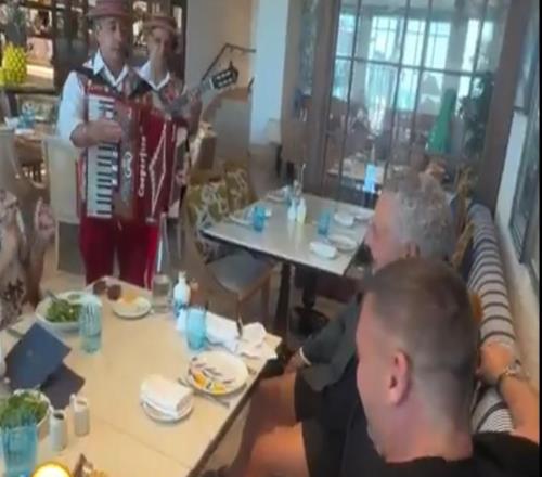 托蒂和巴乔在迪拜见面，两人一起欣赏艺人表演并伴唱