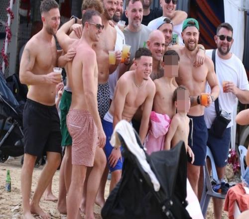 太阳报报道：鲁尼卡里克埃文斯吉布森这四位曼联的传奇竟然去度假了真是太不可思议了_英超直播