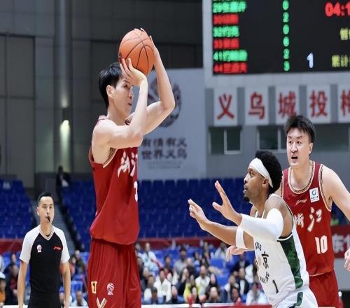 王世龙回到浙江稠州主场受到尊重，但同曦球员不给力，14分败北