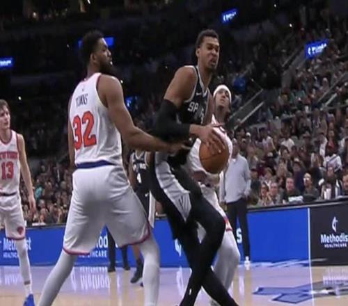 文班亚马：腿部只是轻微过度伸展有点酸痛，检查结果没大碍