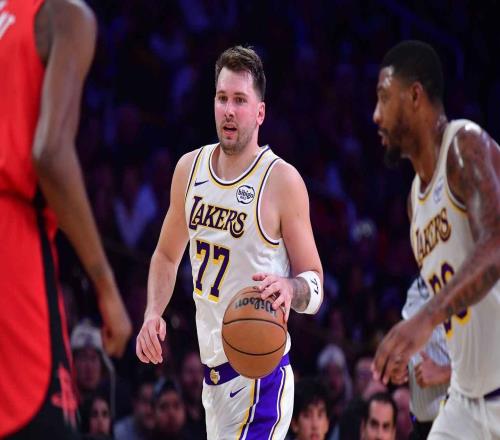 沮丧，湖人队主教练雷迪克在惨败后抱怨活塞队“每次进攻都犯规”