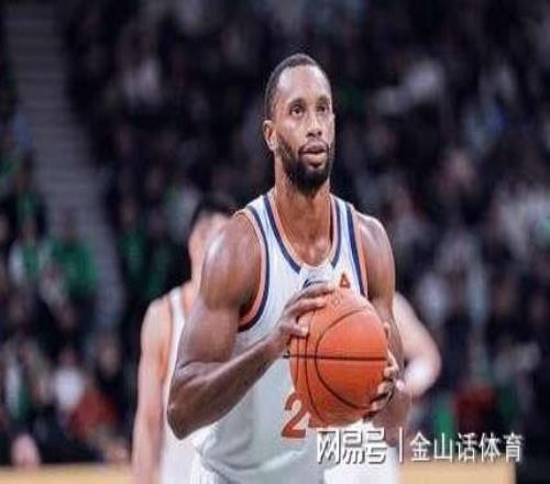 重情重义！辽沪战看台现巨幅海报，客队一球员罚篮，观众集体噤声