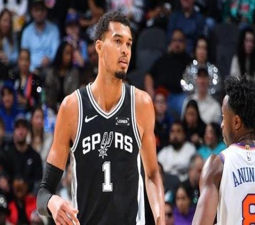 Shams：文班亚马左膝轻微过度伸展初步检查未遭遇重大伤情