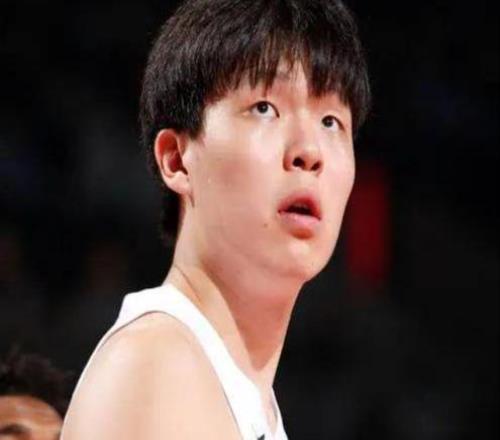 融入美国斯普利特生日杨瀚森被点名唱中文生日歌,教练笑呵呵鼓掌