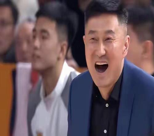 真相大白！广东男篮31分惨败原因曝光，杜峰不开心，徐杰伤了！