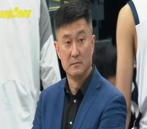 京粤大战杜锋战术遭遇绝对实力碾压，徐杰伤退放大了胡明轩的尴尬