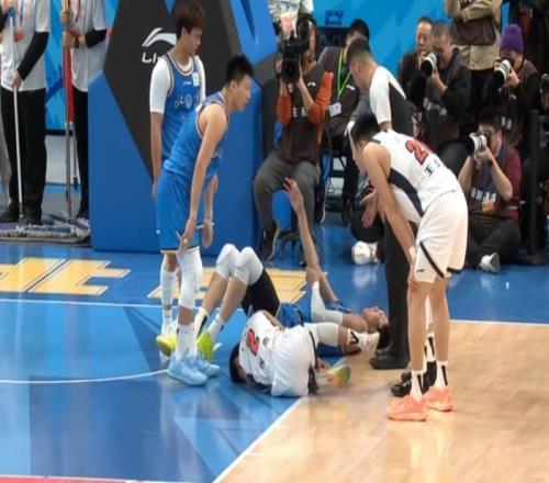 伤兵满营！徐杰伤病情况曝光走路一瘸一拐杜锋无奈调整阵容