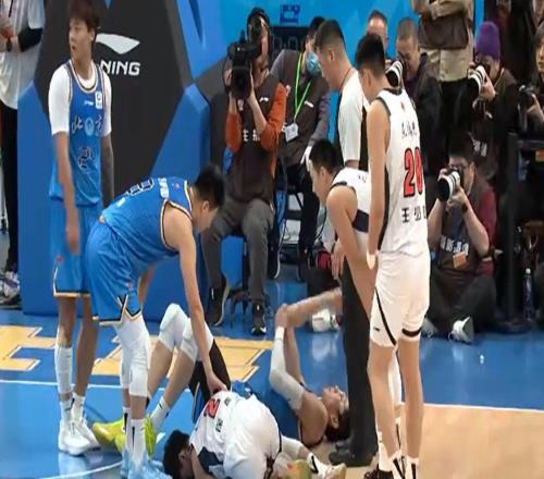 患难见真情！赵睿着急为徐杰叫队医周琦却选择默默离开