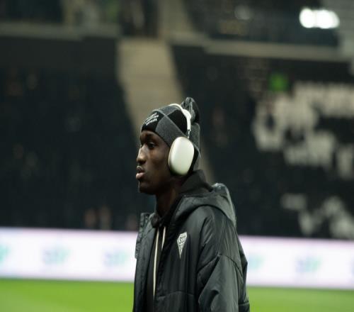 昂热青训前锋谢里夫转会巴黎FC的财务迷雾真是让人堪忧_法甲直播