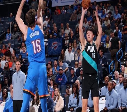 杨瀚森四战10中2！美球迷批能力差3分打铁比罚球多斯帅使用不当