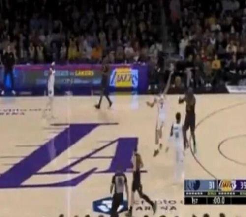 一图流詹姆斯后场超超远3分被二大妈盖了，就都离谱！