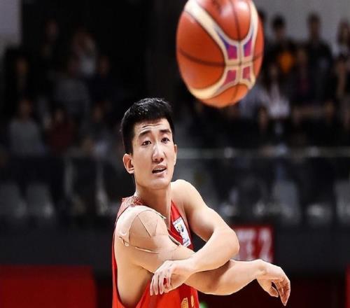 关键上篮稳定军心！孙铭徽送11助攻击杀北京他还不如高诗岩吗