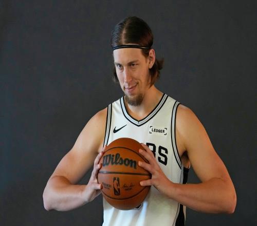 解说：为了在接下来的漫长常规赛中保持竞争力，马刺需要一位内线球员_NBA直播