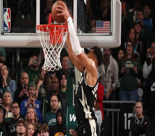 NBA再现重大漏判！库兹马关键三分前漏吹字母违例黄蜂遭空接绝杀