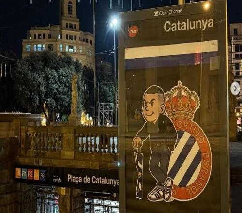 攻占巴塞罗那西班牙人球迷在全城公交车站张贴近200张海报