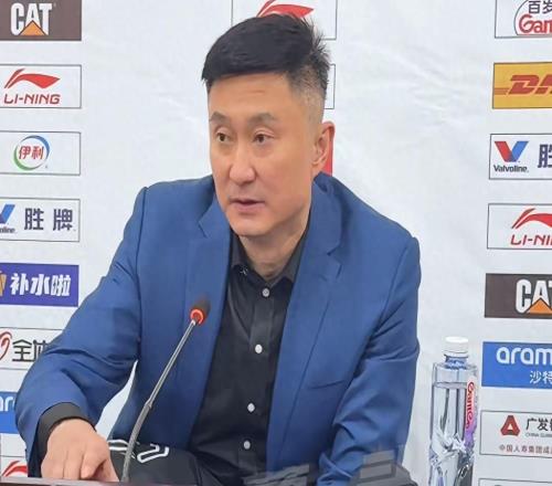 不打了！杜锋公布意外决定，两大主力退赛，四连客或吞两连败
