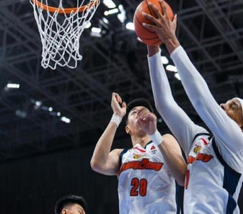 不是萨林杰,也不是萨姆纳!另一人才是广东险胜之夜最大的收获!