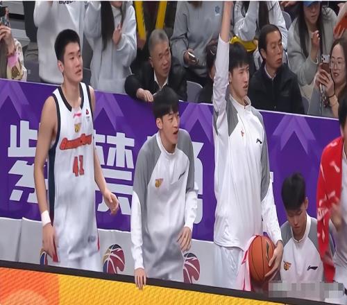 谁注意，广东1人送里勒三分大帽，杜锋又击掌又摸头，太喜欢他了