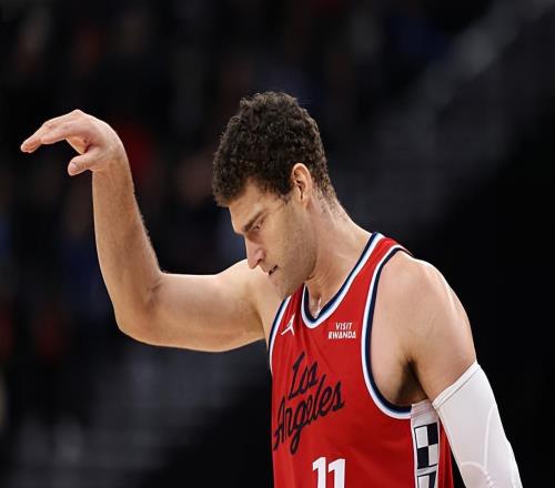 明明状态已经下滑了，快船却还要坚持让内线老将留在先发阵容中