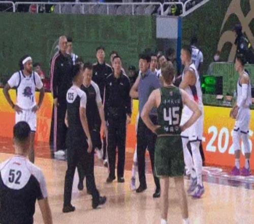 CBA火爆1幕！邱彪忍无可忍，怒摔西装想要打裁判被驱逐出场