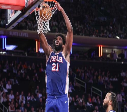 牛，恩比德在76人队大胜尼克斯队的比赛中完成了本赛季的首次扣篮