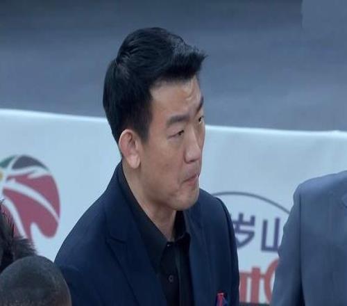 掀翻卫冕冠军，上海男篮7连胜进攻提速李弘权18+8卢伟完胜王博