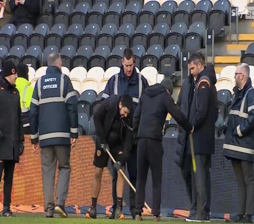 赫尔城工作人员用喷灯为球场除冰，防止比赛延期未果