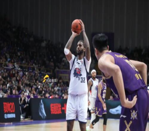 山东男篮第四外援正在谈，新规阵痛叠加外援悬念，邱彪吃T显压力