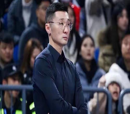 CBA最奇葩记录，9场比赛5大教练下课，杨鸣和另一人也面临