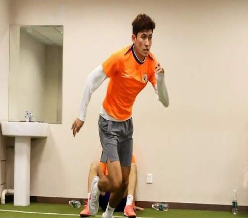 泰山外租7将回归，小德用冬训打动韩鹏与段刘愚竞争中场传帮带