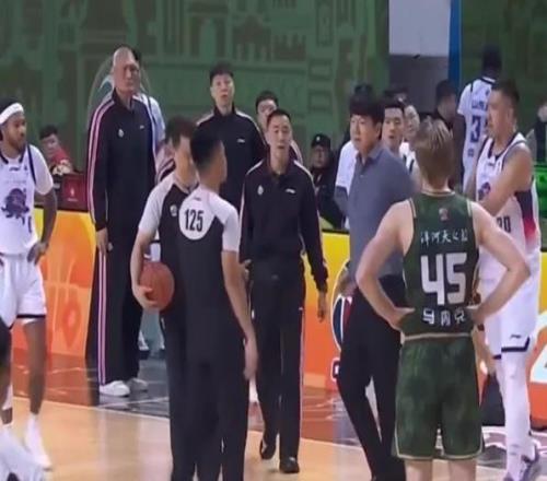 CBA官宣罚单：邱彪停赛2场罚6万山东翻译不当举动罚2万