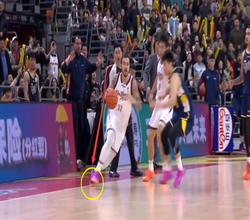 实锤了！约克绝杀三分没有踩线的证据找到，杜锋骂错裁判了