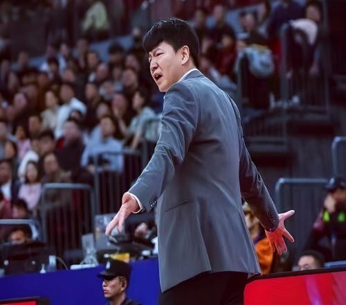 CBA公司深夜开罚单，山东男篮两人受罚，邱彪停赛两场