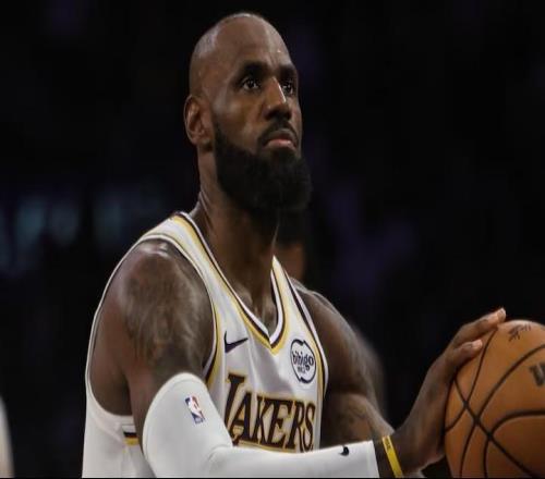 记者：湖人会视情况安排詹姆斯打背靠背，本赛季他尚未打过背靠背