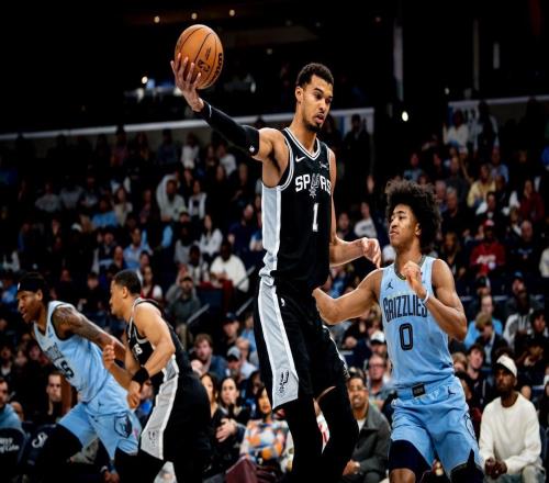 文班亚马30+5，马刺爆冷惨遭逆转！福克斯18中4，火箭旧将暴走