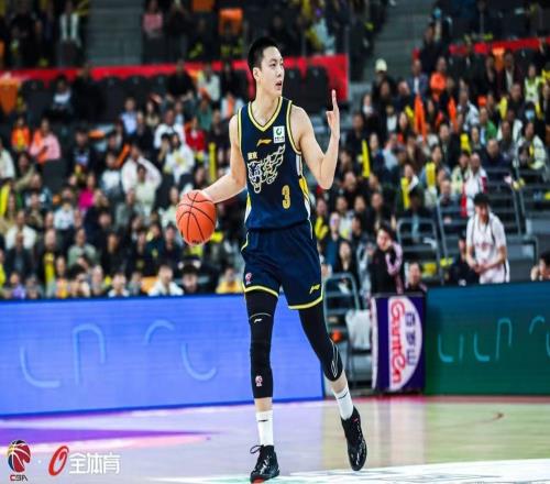 谁注意，约瀚逊罚篮，广东2人眼睛望向另一端失职丢板，太恶心了