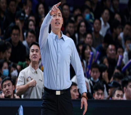 张庆鹏把北控带废了！无防守，无篮板，乱用人，名记曝不下课！