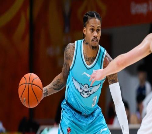 升联赛第一！上海大胜青岛豪取8连胜王哲林21+8赛季新高杨31分