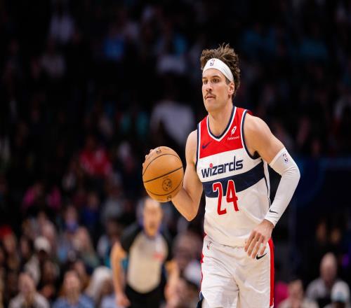 基斯珀特在交易流言中悠然自得竟然穿便服坐替补席真是玩得高兴_NBA直播