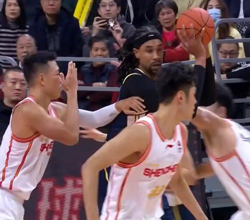 可怜！一只手防守，一只手护自己的脸球迷：CBA太可怕了