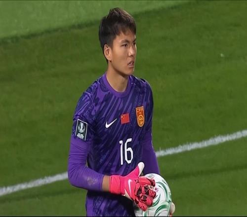 国足0比3伊拉克!门将李昊一战封神,屡献神扑,必将引起中超哄抢