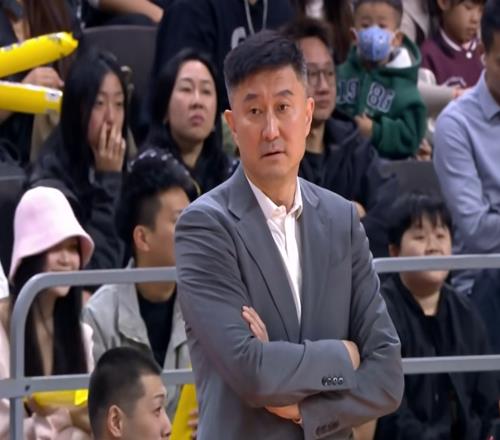 四年不鸣，一鸣惊人！2米26中锋收获CBA大奖球迷：杜锋怎么看